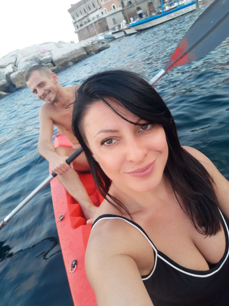 Bellissima ragazza di Napoli in kayak con un amico in zona Posillipo, Napoli