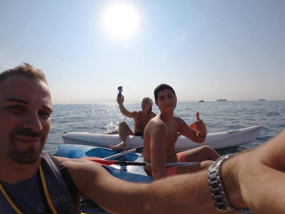 Gruppo di escursionisti in kayak, fanno una foto sulle rive della costa di Posillipo, Napoli