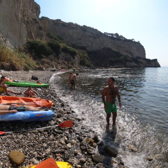 Gruppo di escursionisti in kayak, fanno una foto sulle rive della costa di Posillipo, Napoli