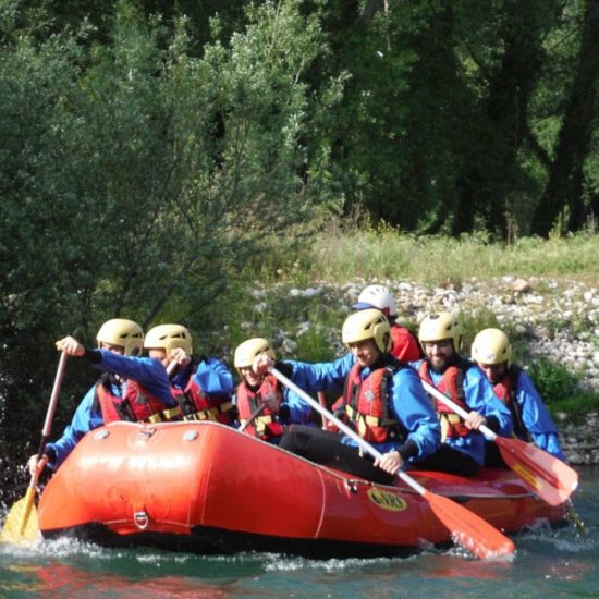 Gruppo di escursionisti scende il fiume in rafting