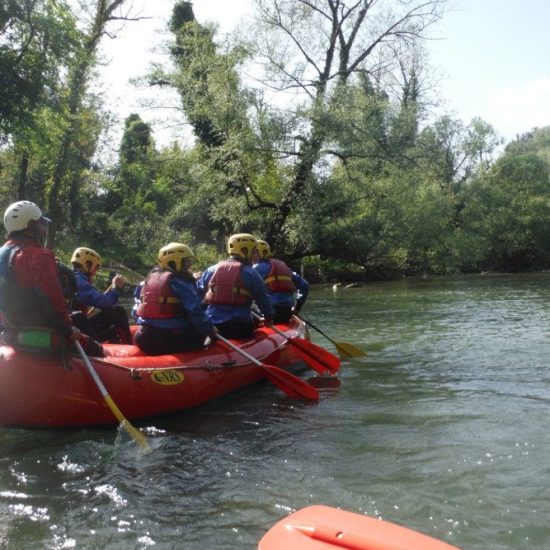 Gruppo di escursionisti scende il fiume in rafting