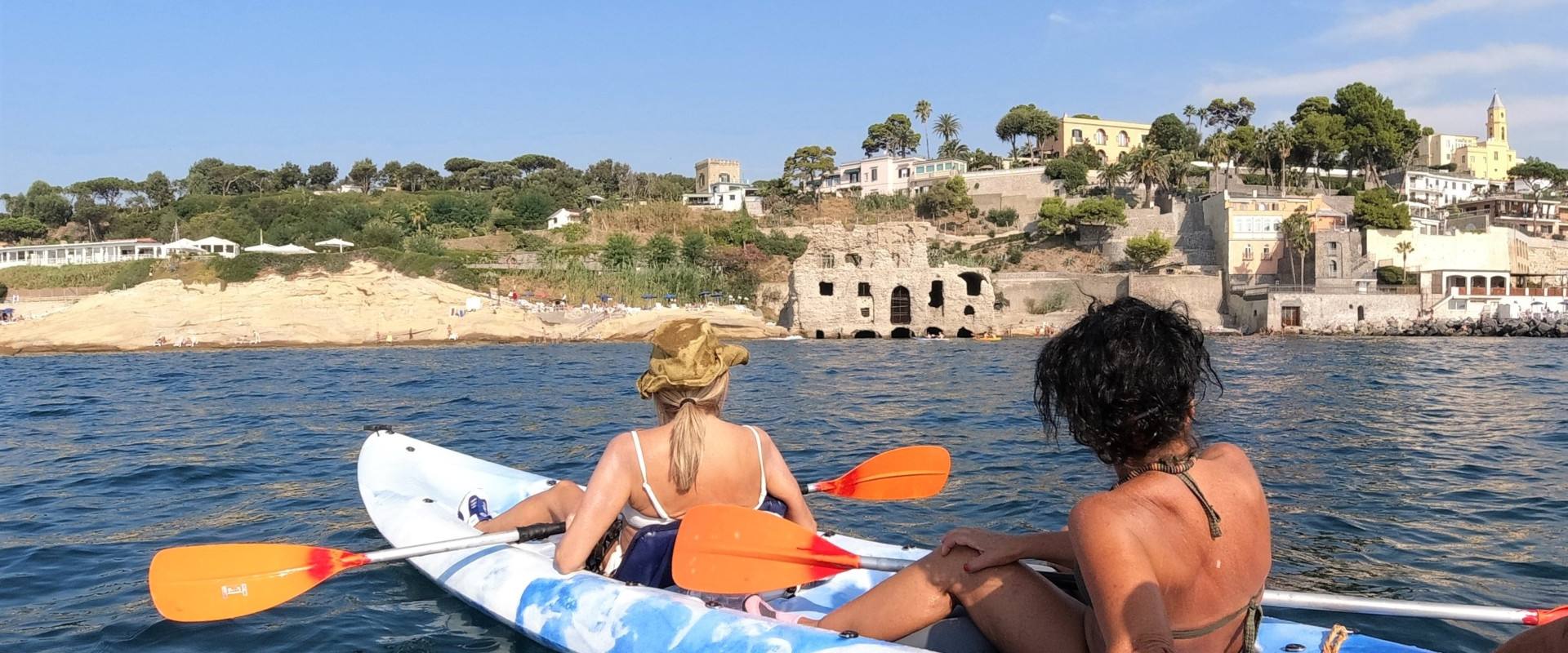 Due donne in kayak guardano affascinate il Palazzo degli Spiriti