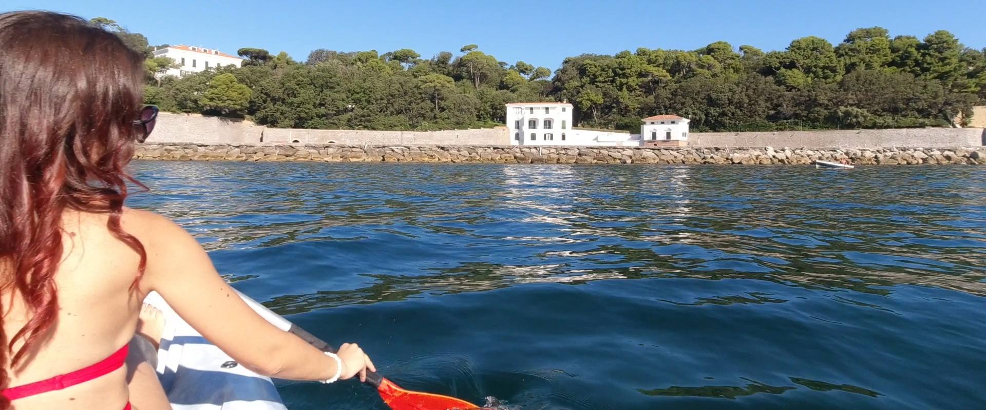 Guida in kayak a Posillipo che mostra Villa Rosebery