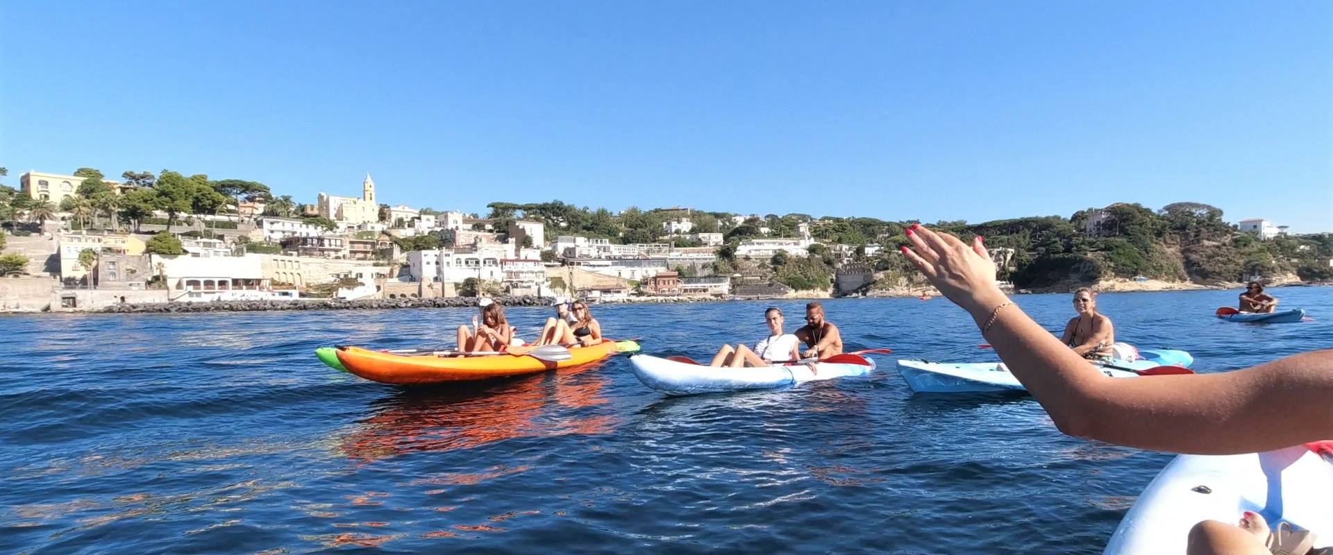 Gruppo in kayak, di fronte Marechiaro, ascolta guida turistica che spiega