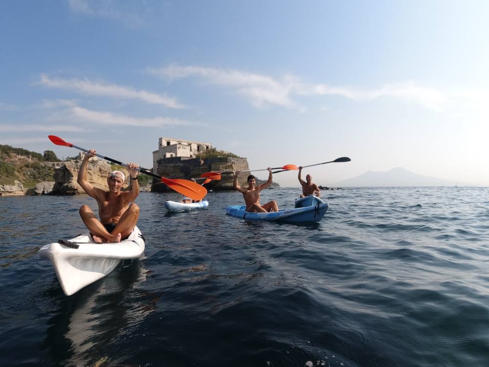 Persone che si divertono in mare a bordo del kayak