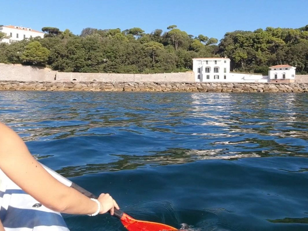 Guida in kayak a Posillipo che mostra Villa Rosebery