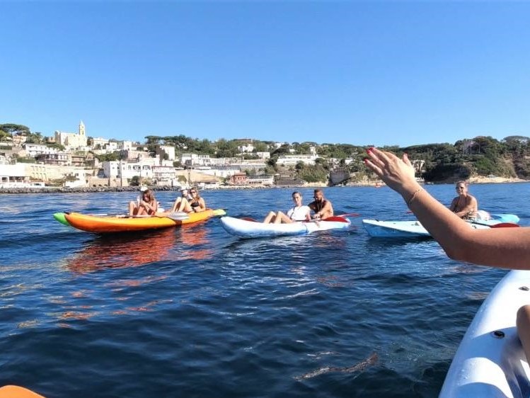 Gruppo in kayak, di fronte Marechiaro, ascolta guida turistica che spiega
