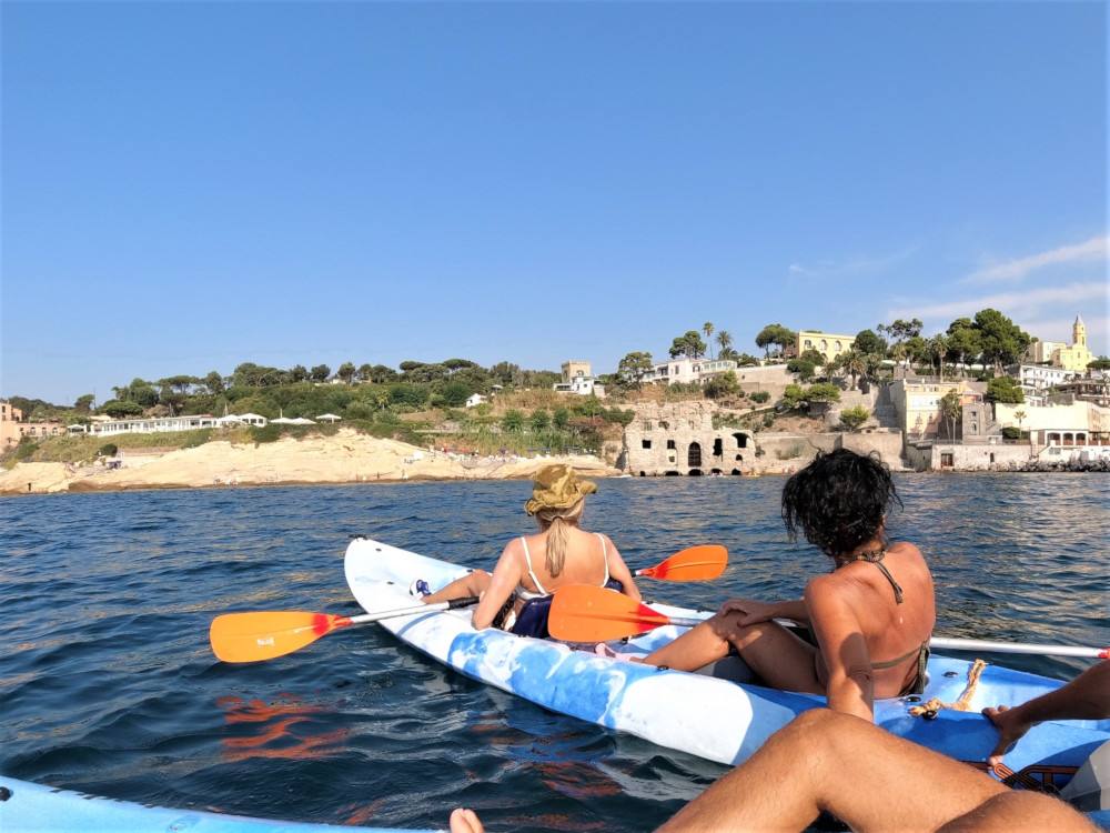 Due donne in kayak guardano affascinate il Palazzo degli Spiriti