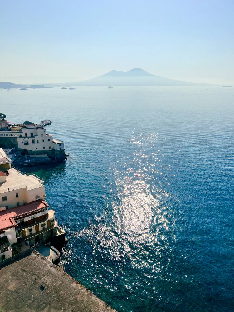 Scorcio panoramico del Golfo di Napoli e Vesuvio visto dal mare in kayak
