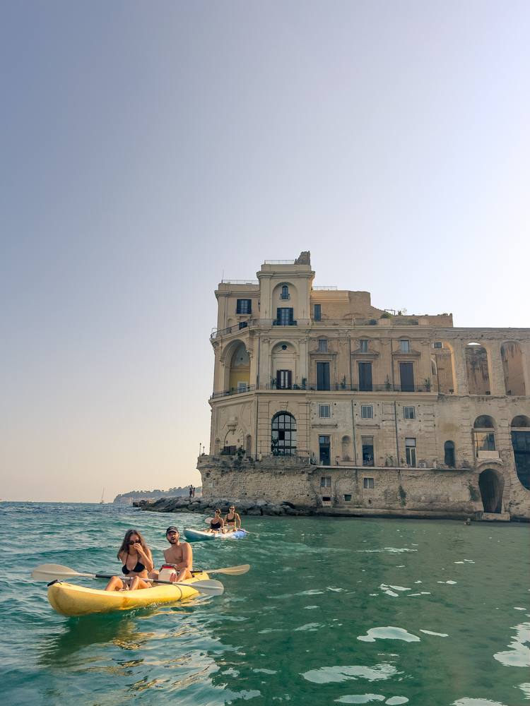 Escursione guidata in kayak al tramonto di fronte a Palazzo Donn'Anna a Posillipo