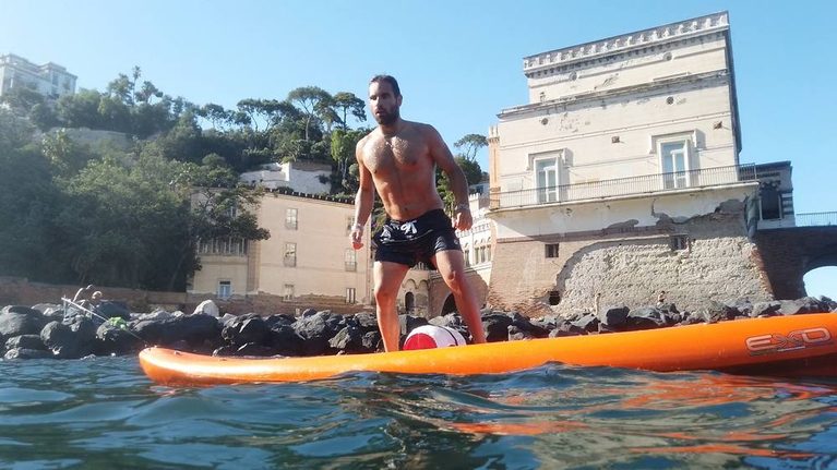 Ragazzo in kayak tour di fronte la bellissima Villa Lauro di Posillipo a Napoli