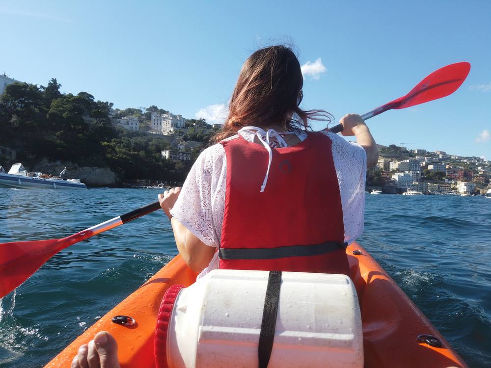 Pagaiare in kayak tra i resti romani del Parco Sommerso di Gaiola con guida