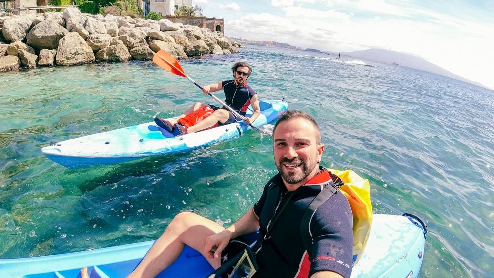 due uomini in kayak a Posillipo con muta per il freddo