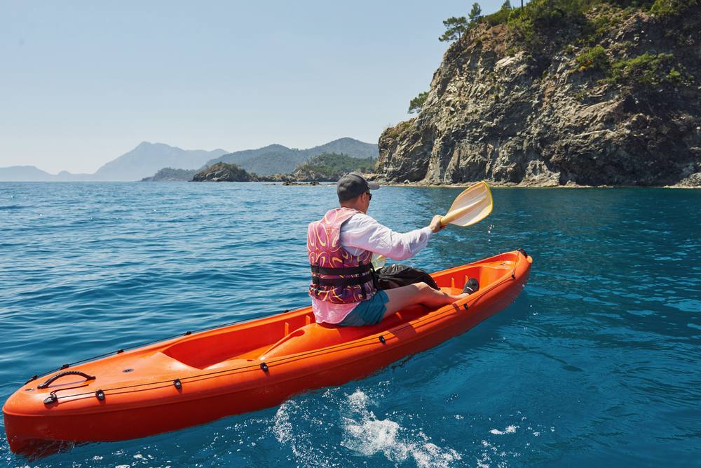 persona in kayak a Napoli con abbigliamento autunnale
