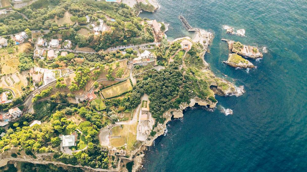 Parco sommerso di Gaiola a Napoli visto dall'alto
