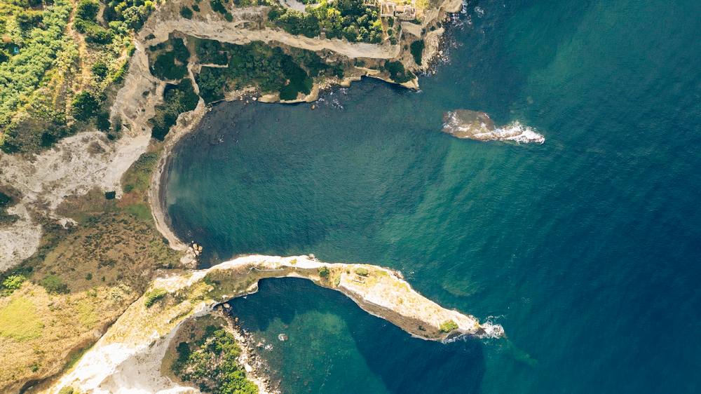 Baia Trentaremi di Posillipo vista dall'alto