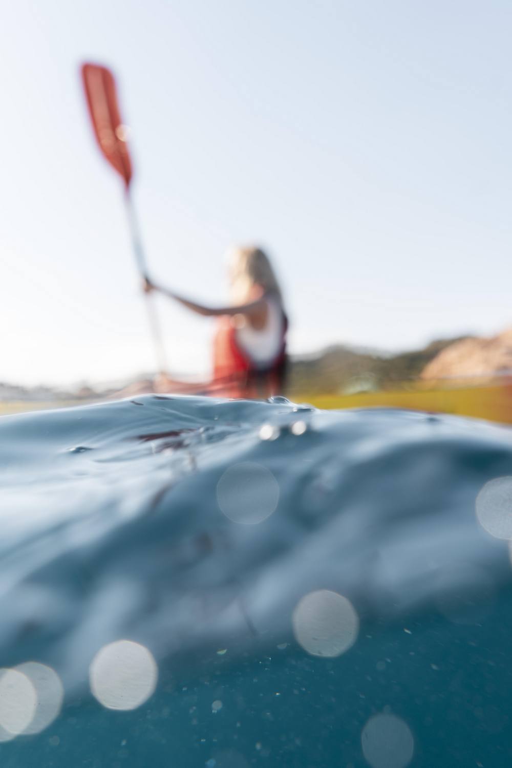 donna in kayak in inverno a Posillipo